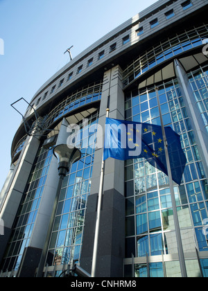 Europäische Parlament Gebäude mit EU-Flagge, Brüssel, Belgien Stockfoto