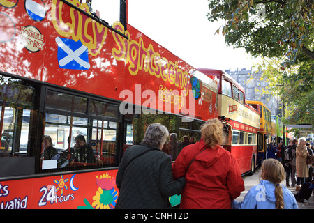 Sighteeing Busse und Touristen in Edinburgh, Schottland Stockfoto