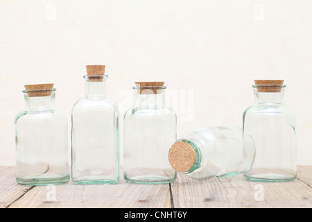 Alte Glasflasche auf Holztisch Stockfoto