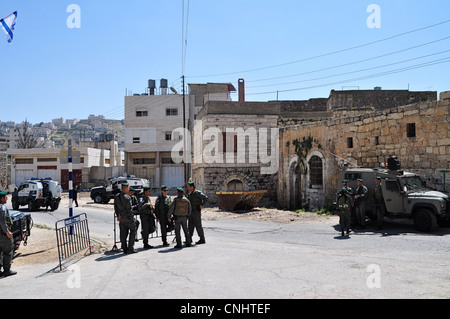 Palästinensische Stadt Hebron unter der israelischen Besatzung, Al Shuhhada Street, der Souk, Ibrahim Moschee militarisiert Schule Viertel Stockfoto