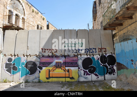 Palästinensische Stadt Hebron unter israelische Besatzung, Al Shuhhada Street, israelische Extremisten Graffiti für den Wiederaufbau des Tempels Stockfoto