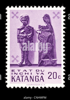 Briefmarke von Katanga, Katangan Skulptur einer Familie darstellen. Stockfoto
