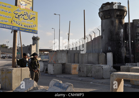 Israelische Soldaten am Checkpoint Qalandiya während Tag des Bodens Proteste, 30. März 2012 Schutz durch die Apartheid-Mauer oder eine Barriere Stockfoto