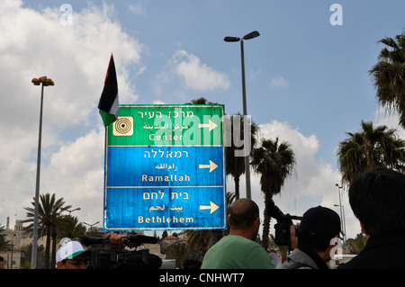 Palästinensische nationale Flagge fliegt von Straßenschild in Damaskus-Tor, Altstadt, Ost-Jerusalem am Tag des Bodens 30. März 2012 Stockfoto