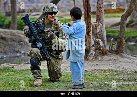 Soldat der US Army übt seine Pashto mit einem afghanischen Kind während einer Patrouille 10. April 2102 in der Nähe von Combat Outpost Terezayi, Afghanistan. Stockfoto