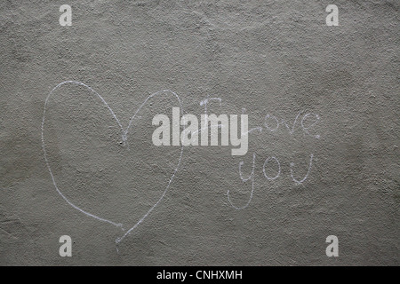 "I Love You" und Herz auf grau geschrieben/gezeichneten Wand in weißer Kreide, Williamsburg, NYC, USA Stockfoto