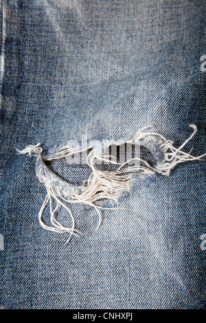 Loch im Mens Denim-Jeans am Knie Stockfoto