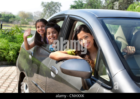 Porträt der Mutter und Kinder in einem Auto Stockfoto