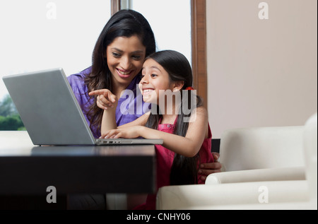 Mutter und Tochter Spaß auf einem laptop Stockfoto