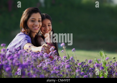 Mutter und Tochter Blumen pflücken Stockfoto