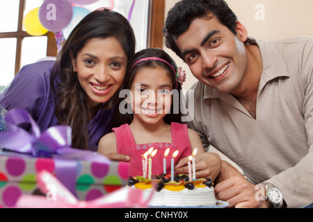 Mädchen feiern ihren Geburtstag mit Eltern Stockfoto