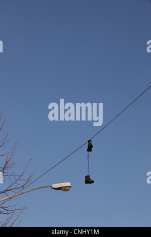 Shoefiti, Trainer geworfen hoch über Drähte in Williamsburg, Brooklyn, NYC, USA Stockfoto