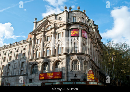 Novello Theatre mit Noises Off spielen, West End, London, UK Stockfoto