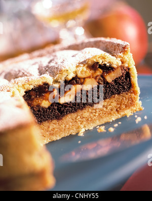 Geschichtete Torte mit Haselnüssen, Mohn und Äpfeln Stockfoto