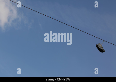 Shoefiti, Trainer geworfen hoch über Drähte in Williamsburg, Brooklyn, NYC, USA Stockfoto