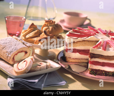 Tableau: Waldmeister Rollen Kuchen / kleine Strudel Taschen / Rhabarber - Joghurt Kuchen geschichtet Stockfoto