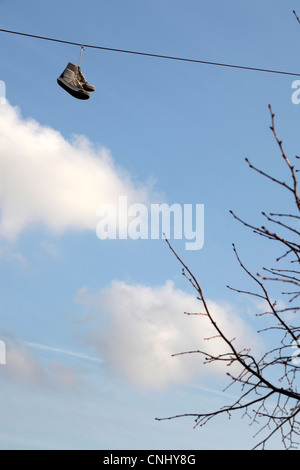 Shoefiti, Trainer geworfen hoch über Drähte in Williamsburg, Brooklyn, NYC, USA Stockfoto