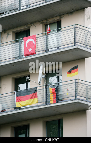 Türkische und deutsche Flaggen auf Balkonen, Kreuzberg, Berlin, Deutschland Stockfoto