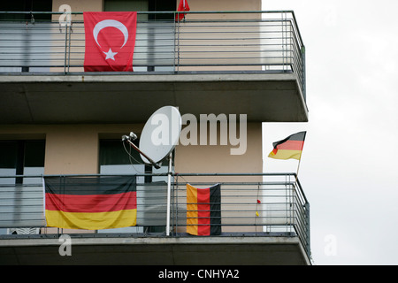 Türkische und deutsche Flaggen auf Balkonen, Kreuzberg, Berlin, Deutschland Stockfoto