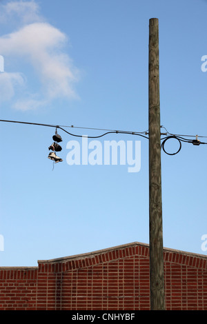 Shoefiti, Trainer geworfen hoch über Drähte in Williamsburg, Brooklyn, NYC, USA Stockfoto