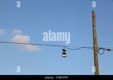 Shoefiti, Trainer geworfen hoch über Drähte in Williamsburg, Brooklyn, NYC, USA Stockfoto