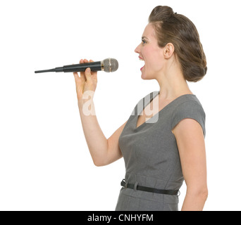 Frau im Mikrofon singen. HQ Foto. Nicht oversharpened. Nicht übersättigt Stockfoto