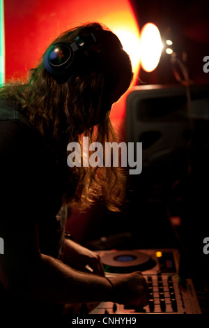 DJ im Nachtclub Stockfoto