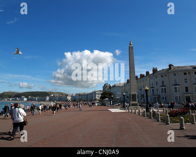 Menschen am Strand und zu Fuß entlang der Promenade und dem Strand von Llandudno eine an der walisische Küste resort in Nord-Wales Stockfoto