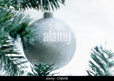 Silberne Weihnachtskugel auf Baum Stockfoto