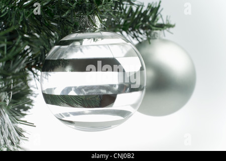 Silberne Weihnachtskugeln am Baum Stockfoto