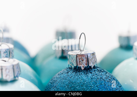 Blaue Christbaumkugeln Stockfoto