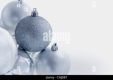 Silberne Weihnachtskugeln Stockfoto