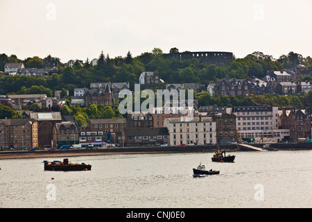 Der Blick von Oban aus eine Fähre Boot in den Hafen in Oban, Schottland Stockfoto