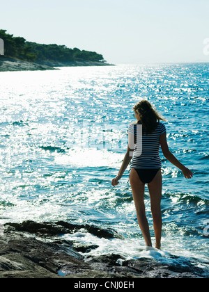 Junge Frau, die im Meer, Dubrovnik, Kroatien Stockfoto