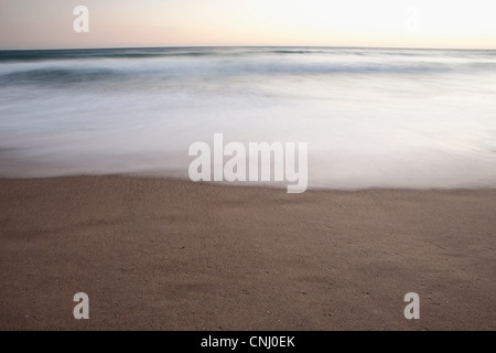 Langzeitbelichtung der Brandung auf dem Strand an der kalifornischen Küste Stockfoto