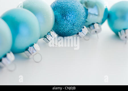 Blaue Christbaumkugeln Stockfoto