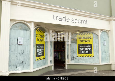 Geschäftsgeheimnis Bekleidungsgeschäft Schließung aller Lager muss Verkauf, Abergavenny Wales UK gehen. Stockfoto