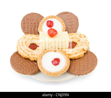 Sortierte Mischung aus Süßigkeiten und Kekse mit Schokolade und Marmelade Kekse, Muffins und Cookies mit Sahnehäubchen. Isoliert auf weiß Stockfoto