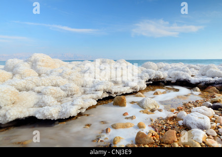 Salzformationen im Toten Meer in Israel in der Nähe der Stadt Ein Gedi. Stockfoto