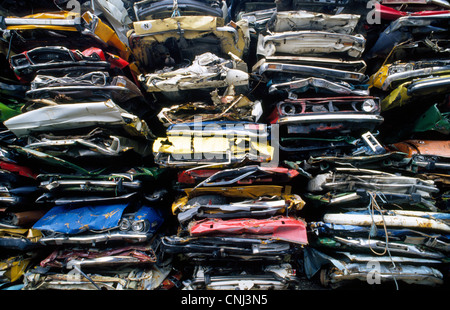 Alte Autos, die mechanisch in Schrott zerquetscht worden sind für das recycling in Norwegen übereinander gestapelt. Stockfoto