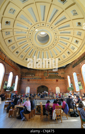 Menschen Essen in Quincy Market, einem beliebten Mittags Reiseziel in Boston, Massachusetts. Stockfoto