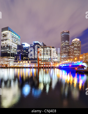 Financial District von Boston, Massachusetts betrachtet von Boston Harbor. Stockfoto