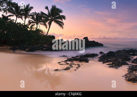 Sonnenaufgang am Secret Beach, Kihei, Maui, Hawaii Stockfoto