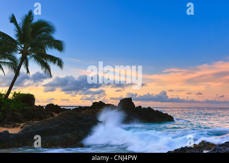 Sonnenaufgang am Secret Beach, Kihei, Maui, Hawaii Stockfoto