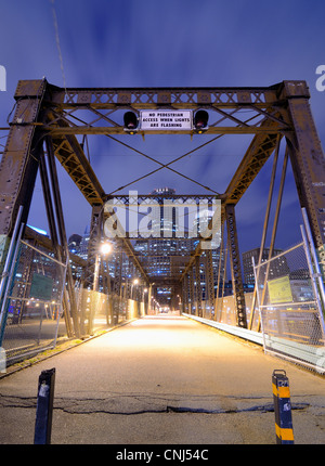 Fußgängerbrücke im Financial District von Boston, Massachusetts betrachtet von Boston Harbor. Stockfoto