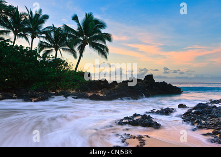 Sonnenaufgang am Secret Beach, Kihei, Maui, Hawaii Stockfoto