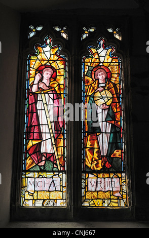 Fenster zeigt den Erzengel Michael und Uriel. St. Marien Kirche, Morte Hacke. Stockfoto