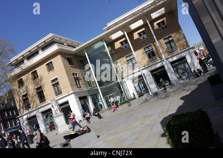 Duke of York Square ist reich an Besuchern an einem schönen Nachmittag April Frühling in Chelsea. Stockfoto