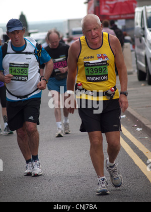 Ein müde Mann kämpft während der Brighton Marathon Stockfoto