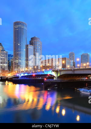 Financial District von Boston, Massachusetts betrachtet von Boston Harbor. Stockfoto